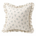 Cuscino decorativo quadrato 45 x 45 cm in tessuto avorio con stampa floreale blu e volant stile romantico